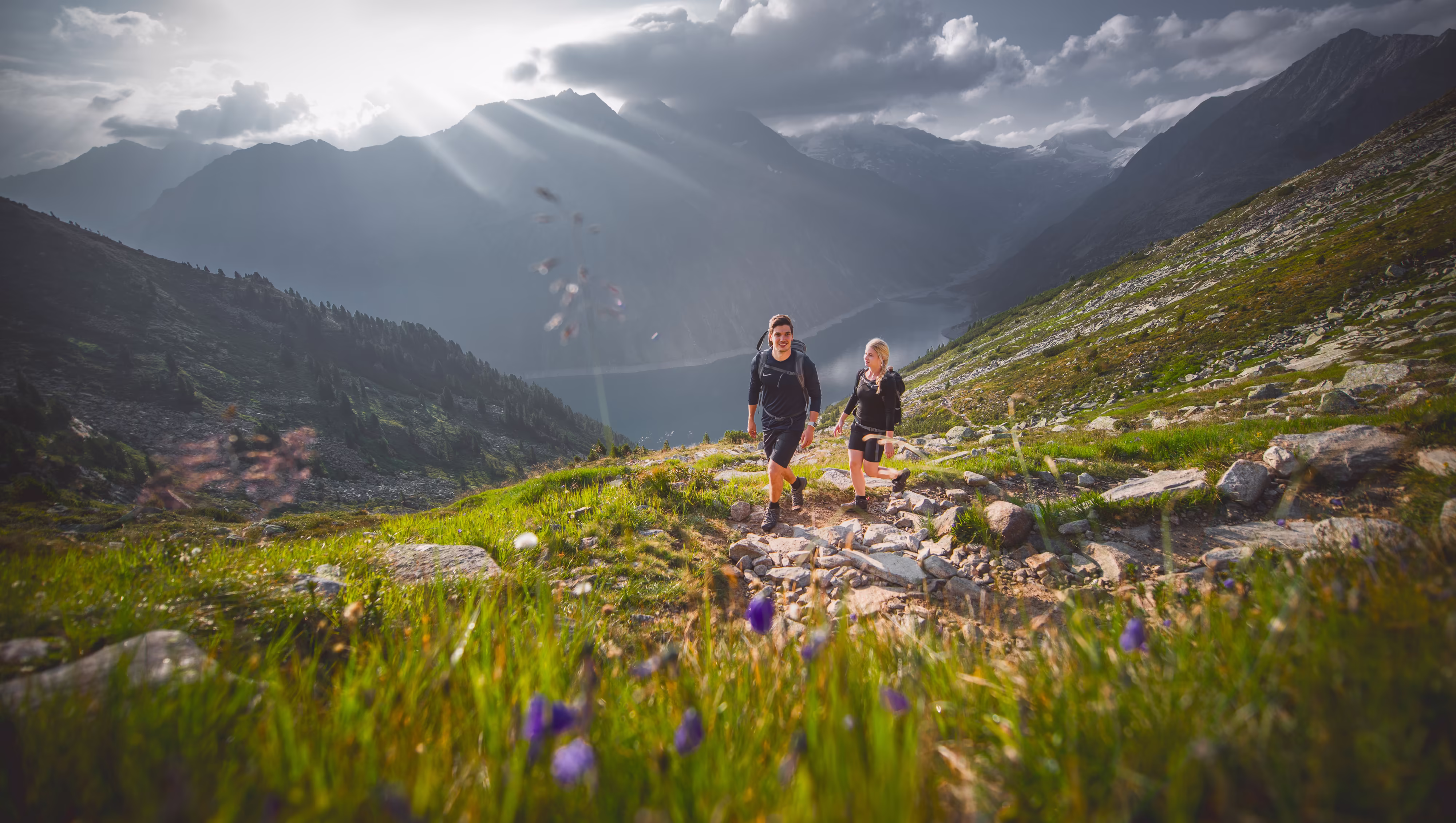 Zwei Wanderer in den Bergen auf die Olpererhütte, Speichersee im Hintergrund 